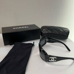 CHANEL 100% Authentic Slightly Used
Black Mother Of Pearl Sunglasses 5076-H